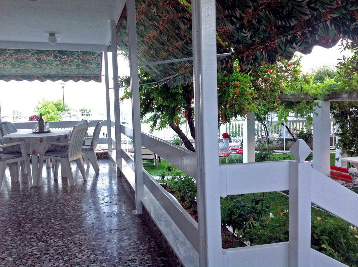 Villa Fofo - Beautiful Sea Front Villa With 650M2 Garden Nea Kallikrateia Exterior photo